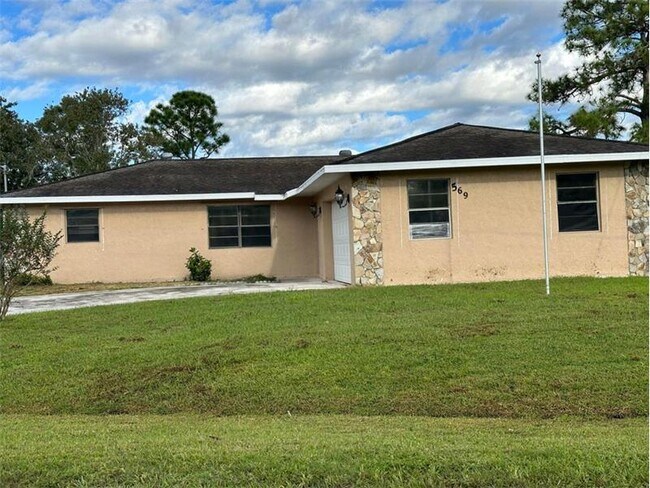 Foto del edificio - 569 SE Fallon Dr