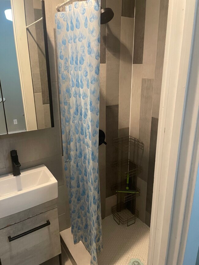 Ducha en baño privado - 1689 Sterling Pl