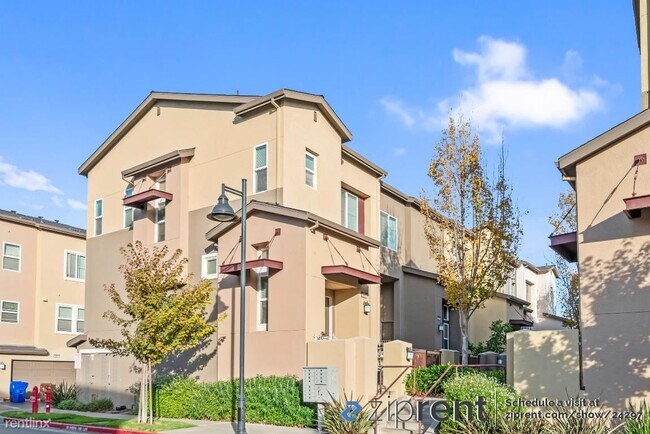 Building Photo - 3 br, 2.5 bath Townhome - 2840 10th Street...