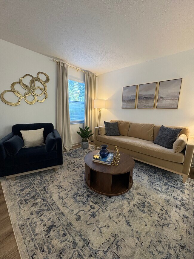 2BR,2BA - 1,063SF Living Room - Hunters Run