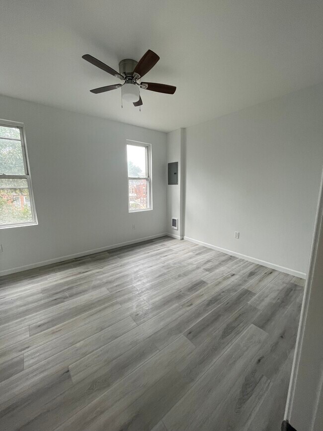 Sala de estar con ventilador de techo - 3761 N 18th St