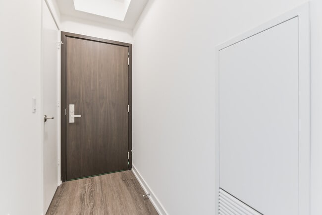 Photo du bâtiment - 1 Yorkville Ave