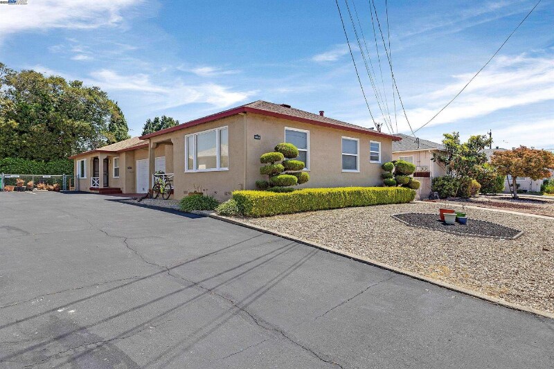 Primary Photo - 14616-14616 Pansy St