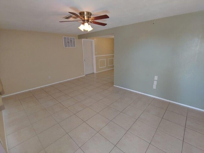 Building Photo - 2/1/1 with BONUS ROOM, 1000 Sq. Ft. with custom tile in bathroom & renovated kitchen!!