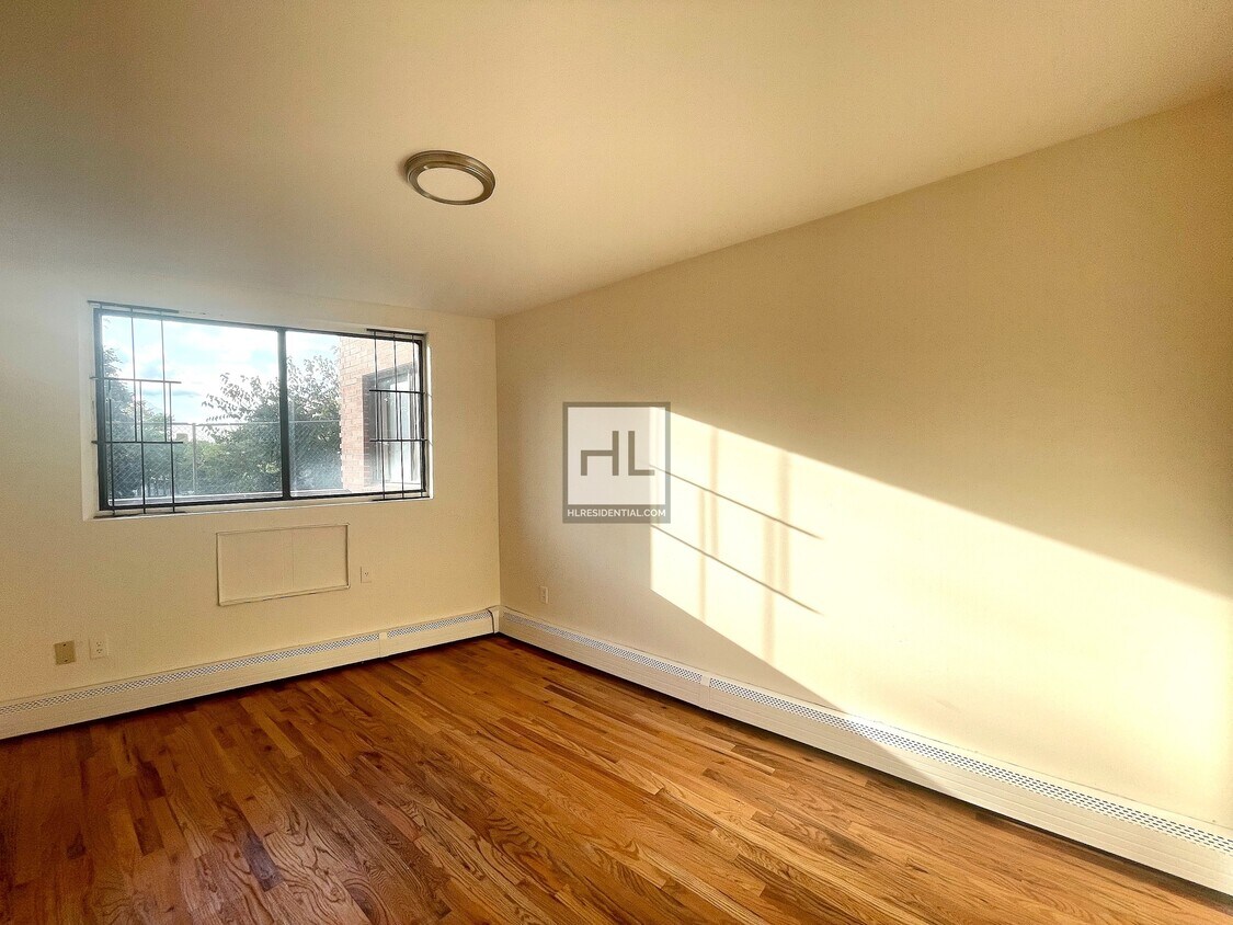Building Photo - Spacious 3 Bed/ 2 Bath 69 STREET