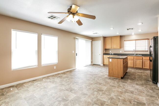 Foto del edificio - 5033 Diamond Ranch Ave