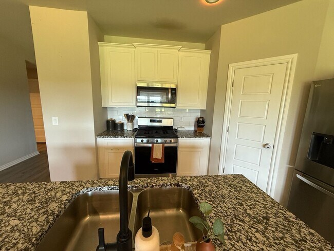 Foto del edificio - Spacious 4 Bed, 2 Bath Home with Modern Up...