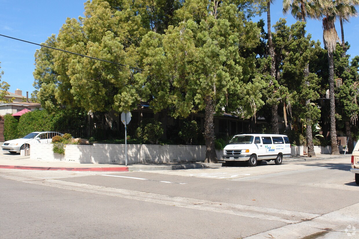Primary Photo - 4220 Noyes St