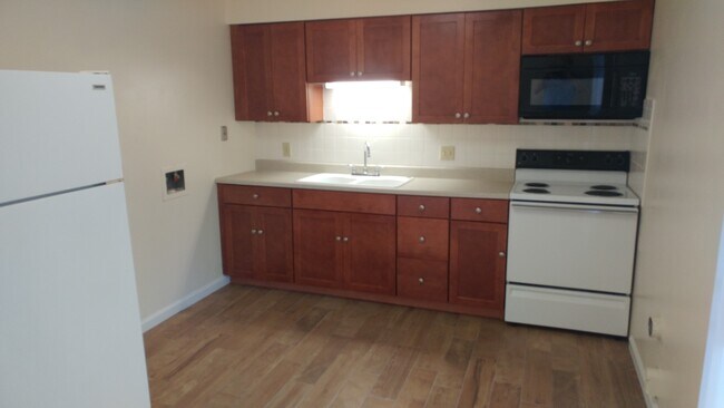 Building Photo - 499 Lakeside Dr