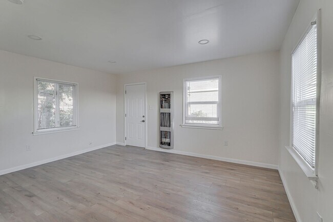 Foto del edificio - 2 bed 1 bath in Oildale!