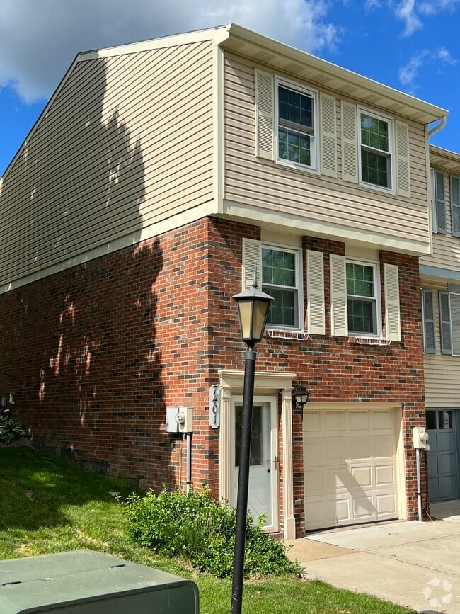 Independence Square of Hopewell Apartments under 2,500 Aliquippa, PA