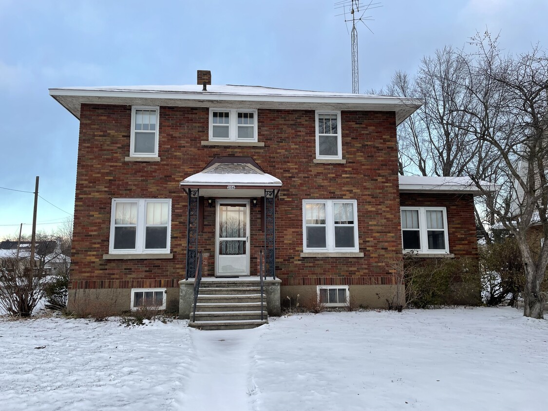 Foto principal - 204 E 3rd St