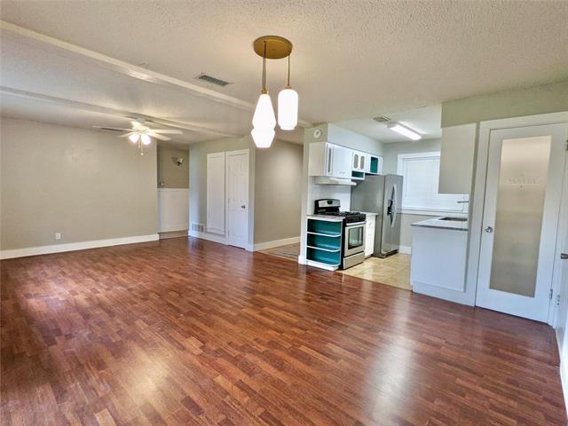 Building Photo - 2121 Travis Dr