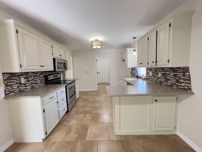 Foto del edificio - Luxurious Home, Ideal Location!