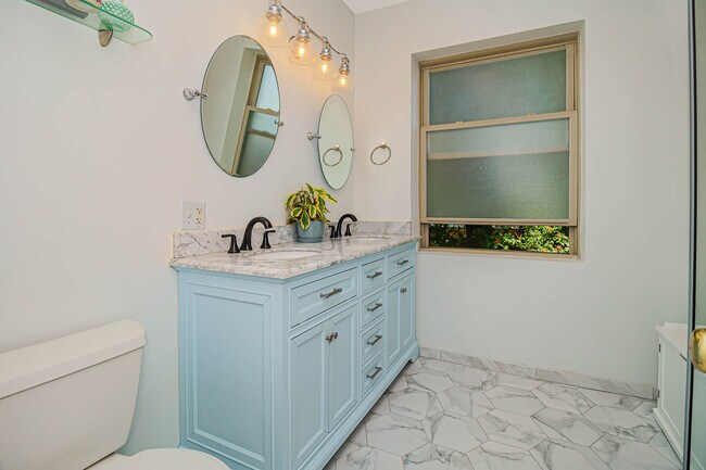 Building Photo - 3133 W Palmer Blvd