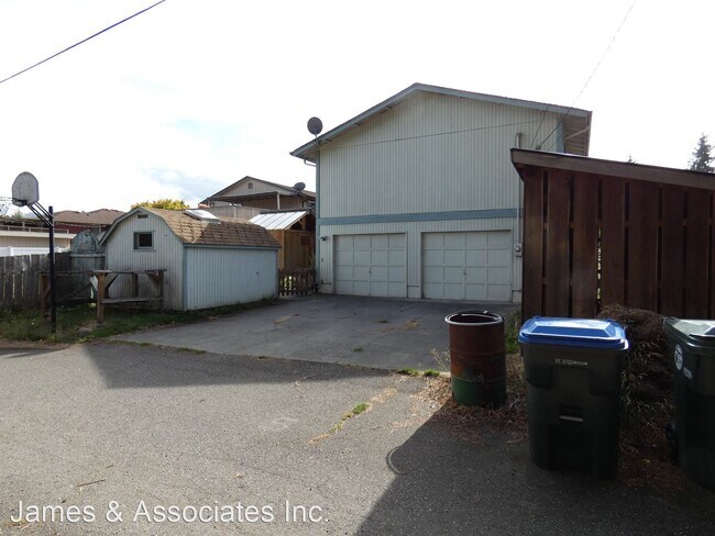 Building Photo - 3 br, 2.5 bath House - 313 W 14th Street