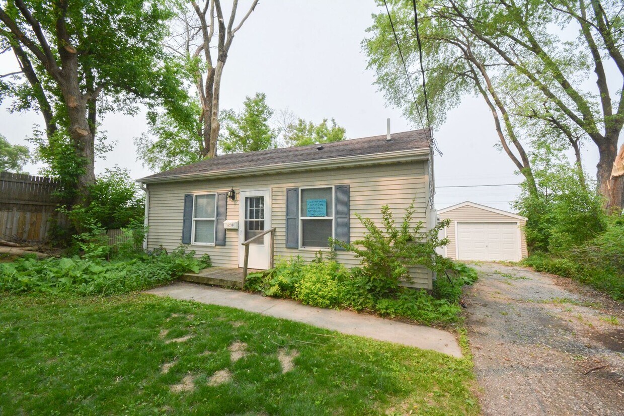 Foto principal - Adorable 2 bedroom home with garage just b...