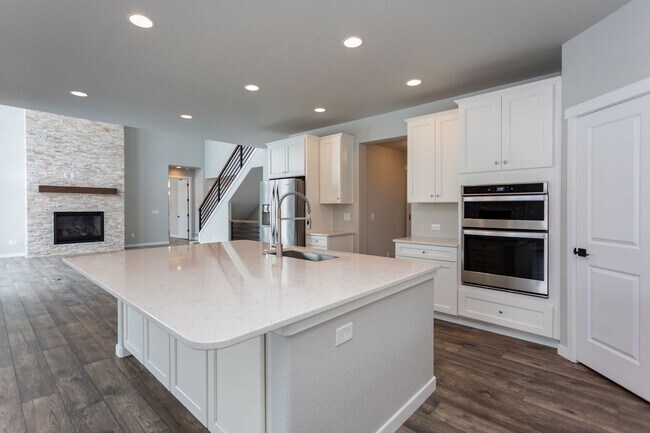 Foto del edificio - Exceptional 4-Bedroom Home with Dual Fireplaces, Main Level Master Suite, and Spacious Basement -...