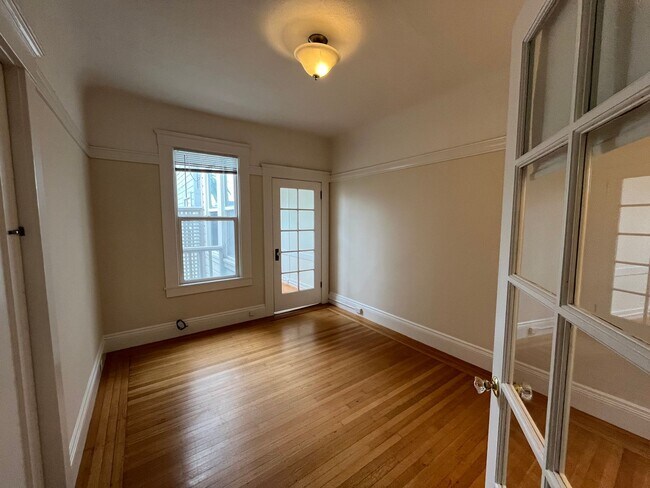 Building Photo - Top Floor 2-Bedroom Apartment in Lower Pac...