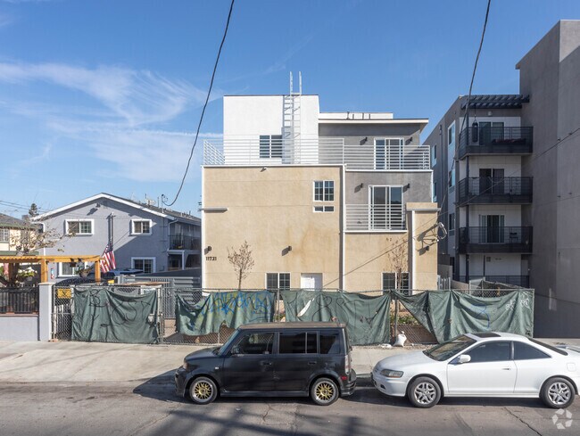 Apartamentos - 11731 Runnymede St