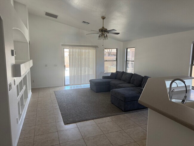 Building Photo - 1537 E Alba Dr