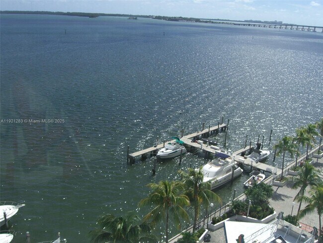 Foto del edificio - 905 Brickell Bay Dr