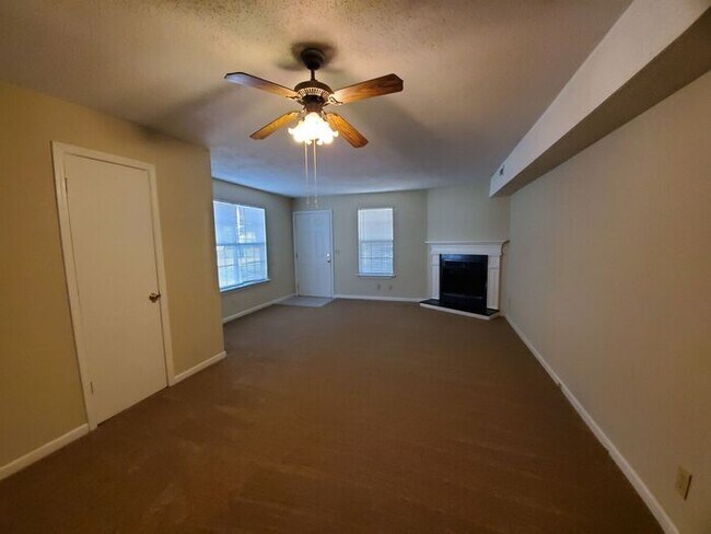 Building Photo - 2 Bedroom Town-home Near Furman University