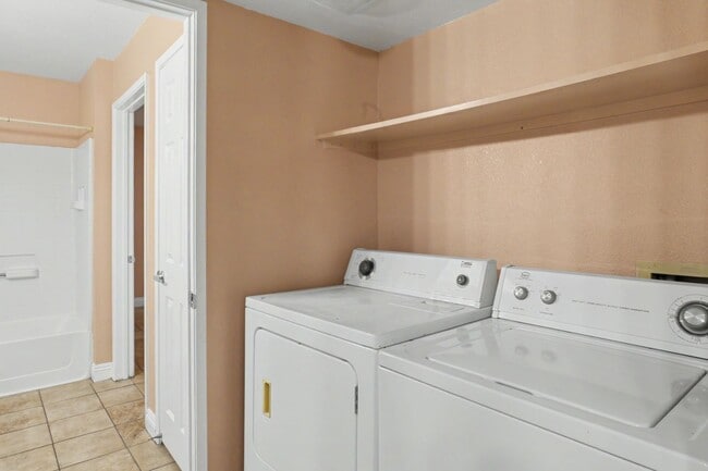 Building Photo - SPACIOUS 2BED/2BATH CONDO * FIRST FLOOR UNIT*