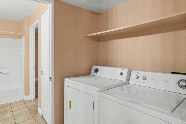 Foto del edificio - SPACIOUS 2BED/2BATH CONDO * FIRST FLOOR UNIT*