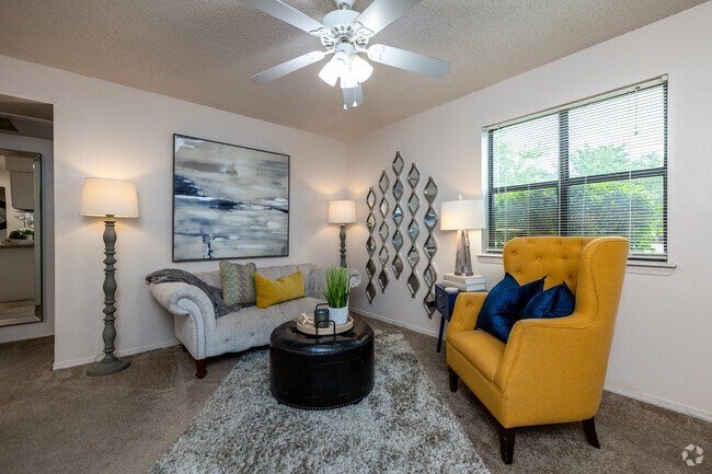 2BR, 1BA - 700SF - Living Room - Fountain Lakes
