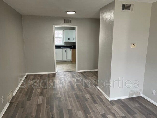 Building Photo - 632 SE Greystone Ave