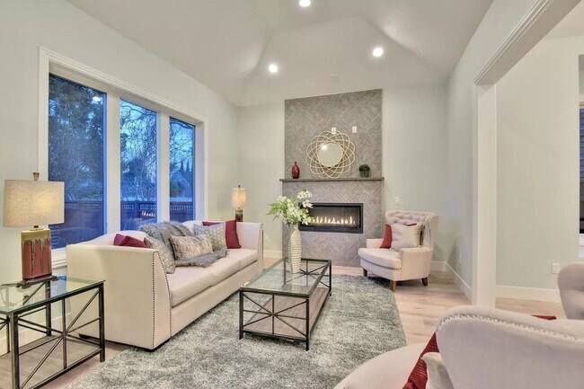 Building Photo - WILLOW GLEN - Luxury home nestled in beaut...