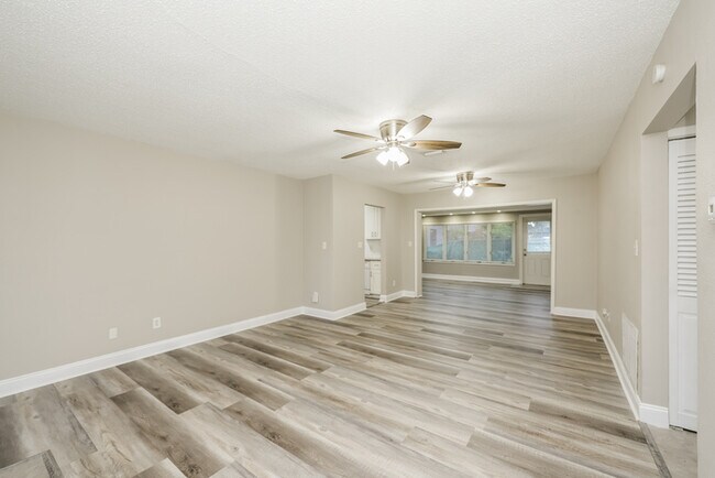 Building Photo - 1023 San Pedro Dr