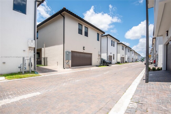 Building Photo - 4344 NW 80th Ct