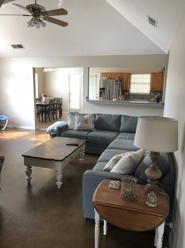 Foto del edificio - 3 Bedroom Plus Office in Stone Mill! Great open floor plan, huge kitchen!