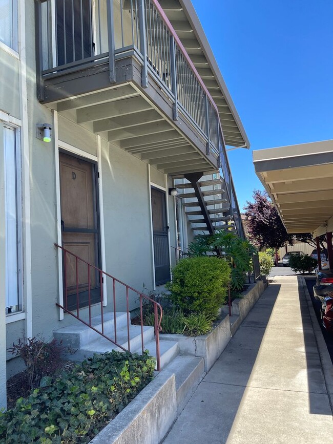Building Photo - 2 bedroom downstairs unit with covered par...