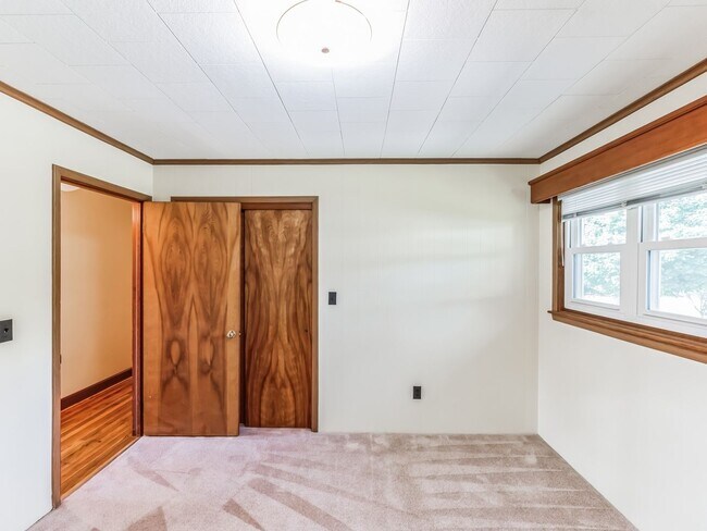 Foto del edificio - 1 Acre 3 Bedroom + Den Single Family Home ...