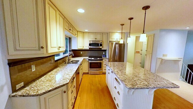 Foto del edificio - Beautiful Home with 4 Bedrooms and 2 Bathrooms Available in September!