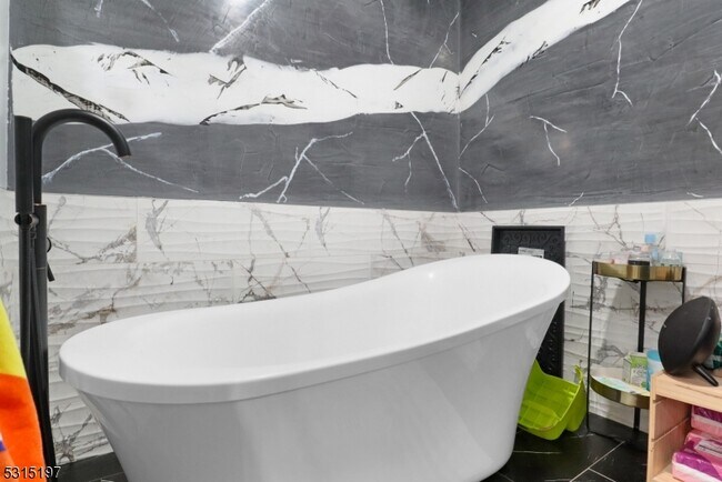 Foto del edificio - 737 Jackson Ave