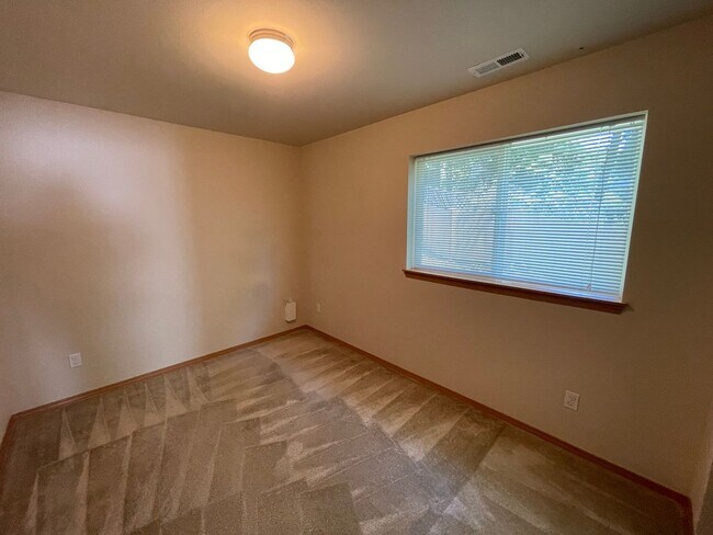 Foto del edificio - Beautiful Spacious 4 Bedroom 2.75 Bathroom Home in Quiet Coupeville Neighborhood!
