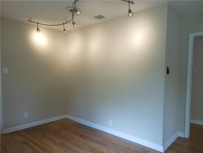 Foto del edificio - 4615 Banister Ln