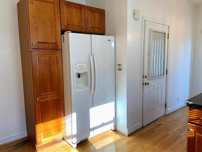 Building Photo - 5825 N Rogers Ave