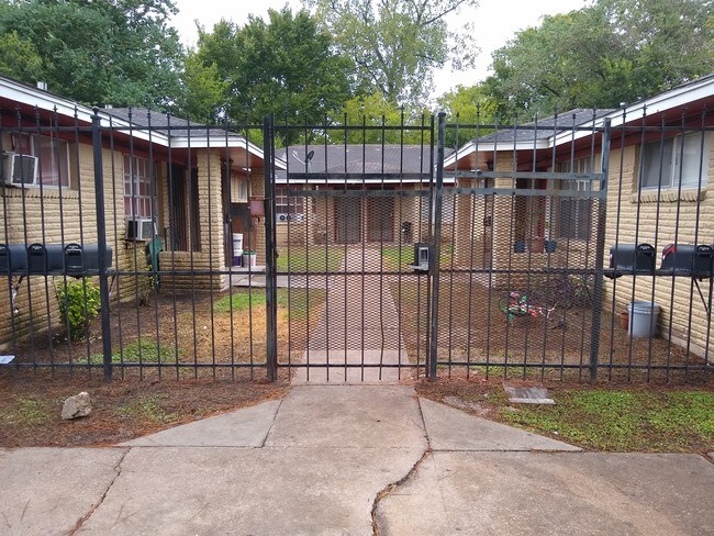 Comunidad cerrada con 6 unidades - 7742 Mclean St