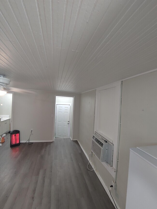 Building Photo - 207 Adkinson Ave