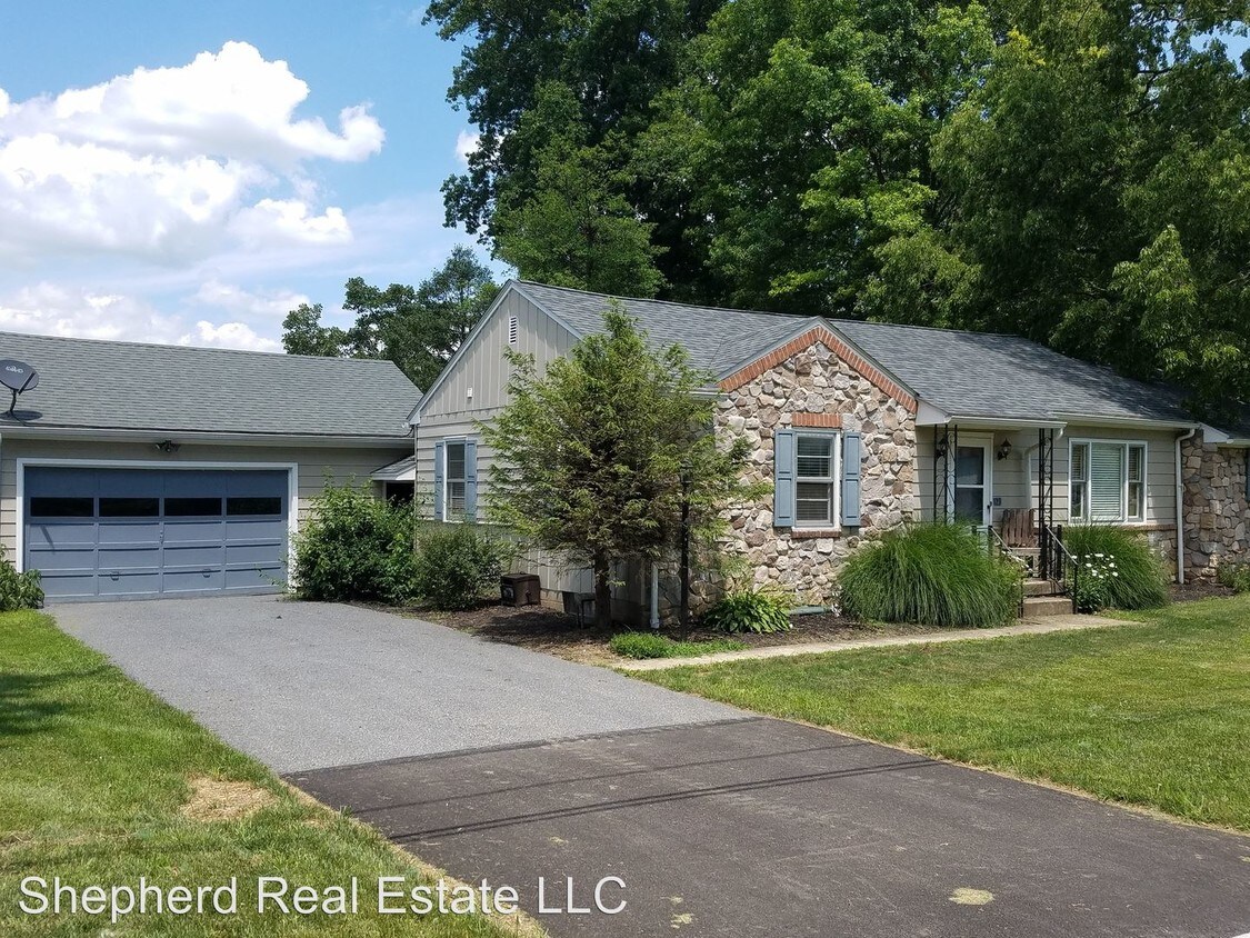 Foto principal - 121 Locust Ln