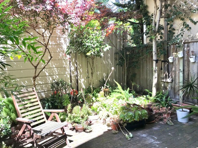 Building Photo - Charming Duboce Park Cottage - Parking / P...