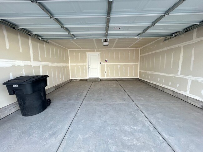Foto del edificio - END UNIT - Brand New Home by DR. HORTON.