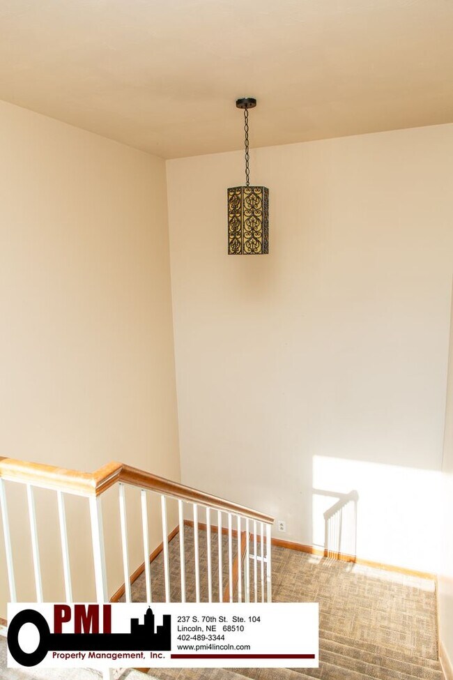 Building Photo - 2 Bedroom and 1.5 Bathroom Apartment Avail...