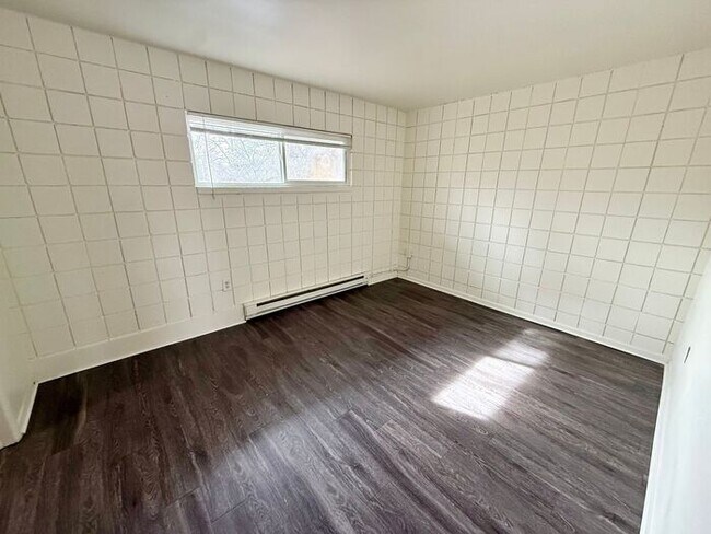 Building Photo - Hot Deal! 1-Bedroom Apartment Across from City Park – First Month Free or $100 Off
