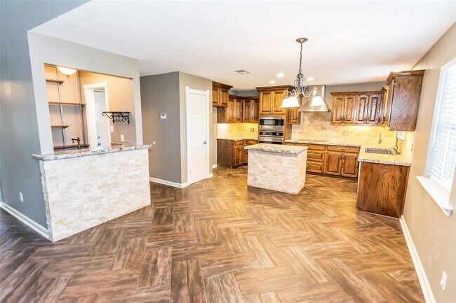 Building Photo - 2314 Colonial Ct S